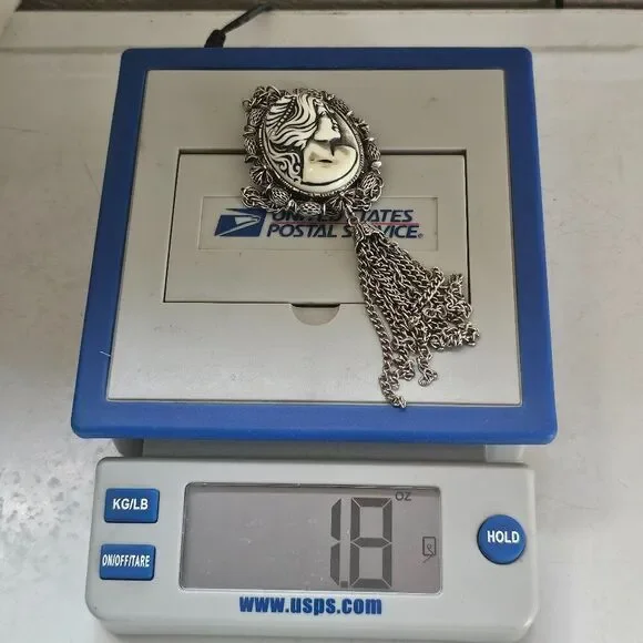 1970s Resin Cameo Black White Pendant Necklace Tassel Silver Tone Vintage - Picture 12 of 14